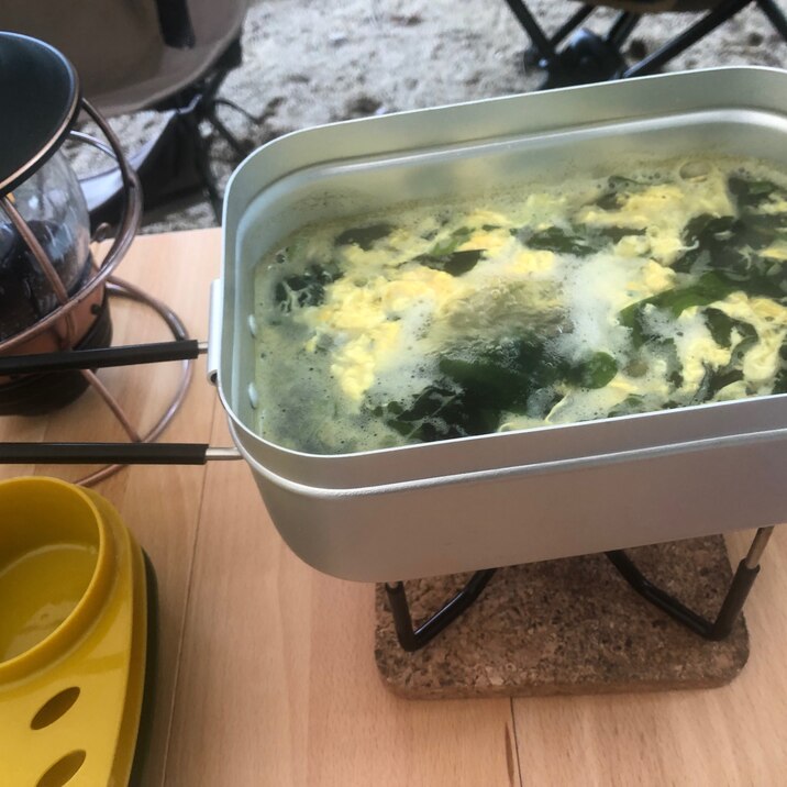 キャンプ飯♪大型メスティン使用のワカメ卵スープ